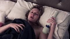 Irmã passo a passo irmão usando a amostra dos brinquedos da mamãe