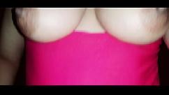 Eu mostro meus seios para o meu enteado no seu aniversário