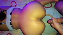 Eu acordo meu namorado com um boquete eu monto no pau dele e deixo ele gozar dentro