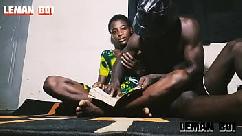 A filha da minha vizinha me distraiu enquanto estudo para o exame do último ano