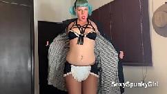 Empregada amadora sexy limpa pau para ganhar dinheiro extra