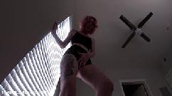 Pdv de jaycee descalço na caixa do galo pisando nos pés