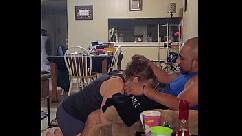 O bichano suculento do naughty natty é esmurrado pelo seu pau grande