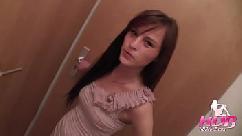 Garota sexy trai o namorado e fode por creampie