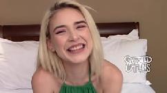 Jovem amadora loira magra baba em um pau gordo