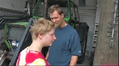 Chefe de garagem loira gordinha e feia fode o funcionário dela comendo porra dele