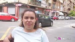 A morena peituda sacia seus desejos sexuais com um cara que ela acabou de conhecer