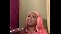 Meu primo tímido chupa meu pau de polegadas até eu ficar louco