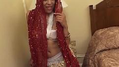 O marido está em uma reunião a esposa indiana o engana com 2 paus grandes