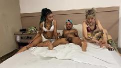 Kyra trouxe a amiguinha pra provar da pica mais foda do pornô nacional