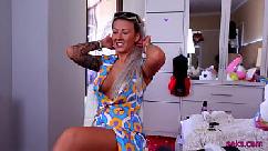 Gata tatuada andando de consolo na câmera