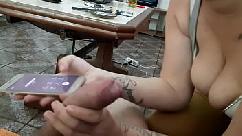 Ela a chupa enquanto fala com o namorado ao telefone