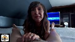 A minúscula mãe adora chupar um caralho grande