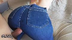 Irmã de passo excitada fode em jeans rasgado e leva um monte de porra