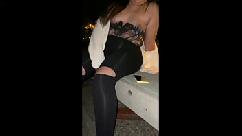 Provocação pública em leggings transparentes