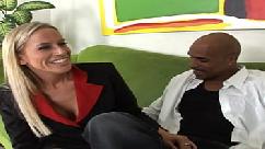 A bela loira puma kylie worthy apenas segue o cheiro de porra bbc