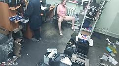 Slutty loira se masturba ao lado de estranho