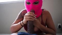 Asiático com máscara de esqui chupando um grande pau preto