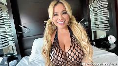 Modelo instagram empilhado alva jay puxando para cima para uma dose de pau duro