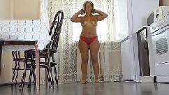 Mamãe se despiu na frente do filho e deu a ele a bunda para sexo anal