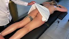 Unbekannter masseur bringt teen dreist zum squirt