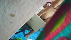 Eu gosto de ir para a casa da minha avó porque posso espionar a minha tia