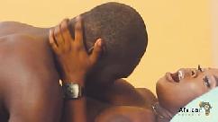 Africana peituda dá chupada e gosta de ser fodida