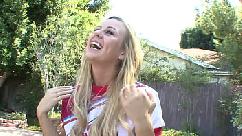 A beleza loira da cheerleader recebe dupla penetração