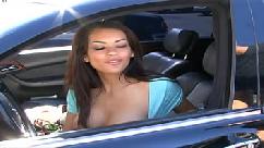 A gata latina daisy marie faz um enorme tratamento facial