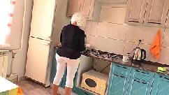 Milf espalha sua bunda grande para sexo anal com seu filho