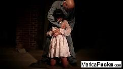 Marica é despojada e acariciada no porão