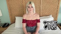 Essa adolescente loira com uma boceta carnuda chupa pau