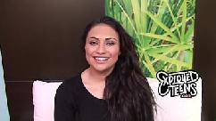 Esta adolescente morena tem lindos seios naturais em forma de copo d