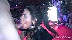 Kesha ortega brincando com o público