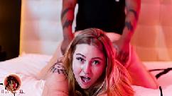 Casal fode a garota da porta ao lado