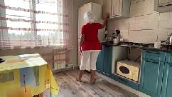 Madrasta com bunda grande chupa pau e faz sexo anal com enteado na cozinha