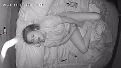 Milf esposa se masturba antes de dormir câmera escondida