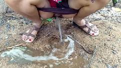 Compilação de vídeo desi indian bhabhi outdoor pissing