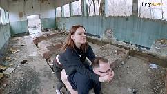 Linda garota fodeu o namorado em um carro abandonado depois de cunilíngua