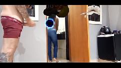 Ela aorra mostra sua buceta molhada