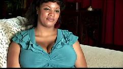 Seios grandes a beleza da bbw negra fala sacanagem sobre a primeira vez que fodeu