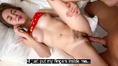 Fodendo minha irmã de passo enquanto ela no telefone com seu namorado