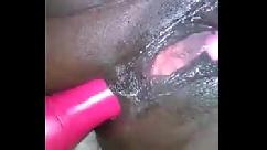 Assistindo ela brincar naquele idiota e esguichar