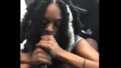 Peço desculpas com a cabeça antes de entrar