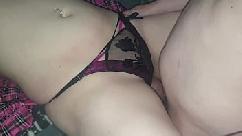 Ele não podia lidar com minha buceta apertada e gozar sobre minhas tangas