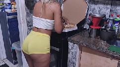 Pedi uma pizza e acabei gozando pelo cú e ainda fiquei cheia de leitinho dentro 