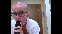 Blowjob dildo de uma garota sexy careca com peitos grandes