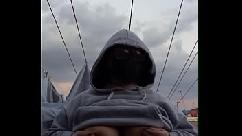 Eu gosto de mostrar meus peitos para meus vizinhos