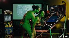 Linda latina milf jolla é fodida enquanto atira na sala de jogos de sua amiga