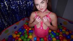 Sim jovem submissa na coleira é criticada